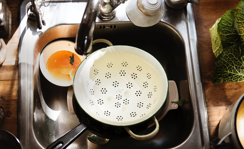 Illustration for article titled Por qué aclarar los platos con agua antes de meteros en el lavaplatos no hace que queden más limpios